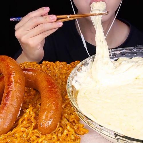 吃瓜哥烤肠,街头美食新宠，一口咬下满口香！