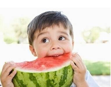 阿姨带头巾吃瓜,夏日风情满满